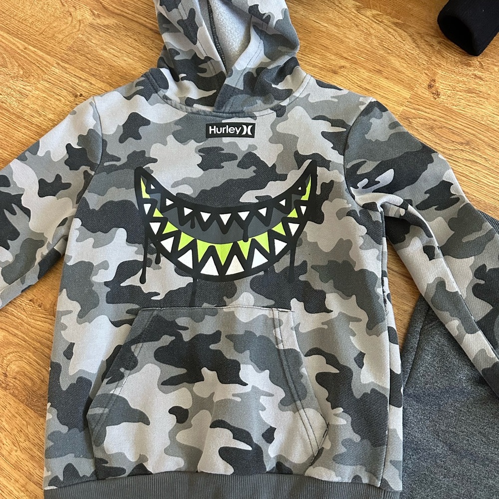 Boy’s Lot HURLEY & Volcom Size 8-10 Years - Picture 2 of 16